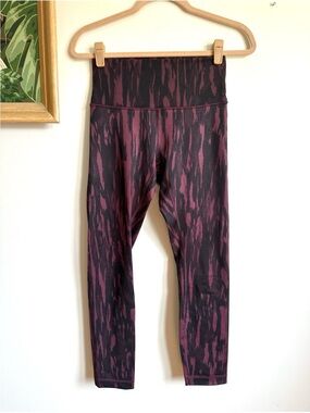 Lululemon Abstract Print Crop Legging Athletic Womens 6 Black Pink Purple